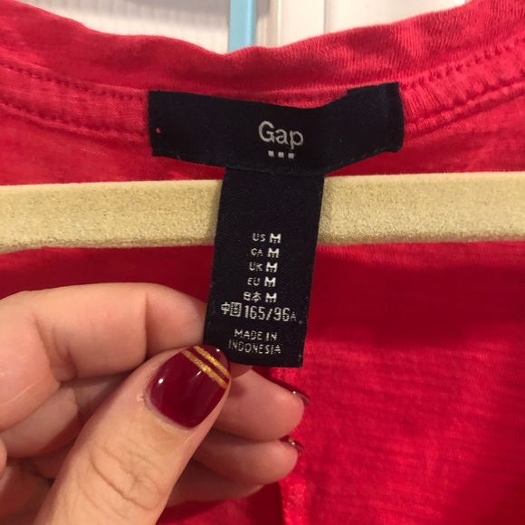 Pink tee from the Gap🥑🥑🥑 - Picture 2 of 3